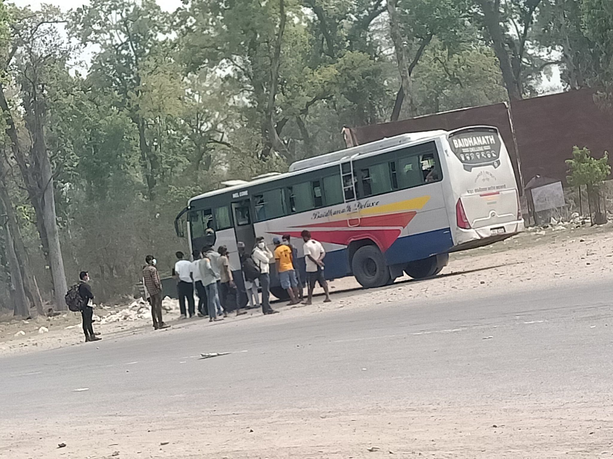 सबै तिरबाट आएकाहरु कैलालीको  अत्तरियामा जम्मा हुन थाले , निषेधाज्ञा फितलो !